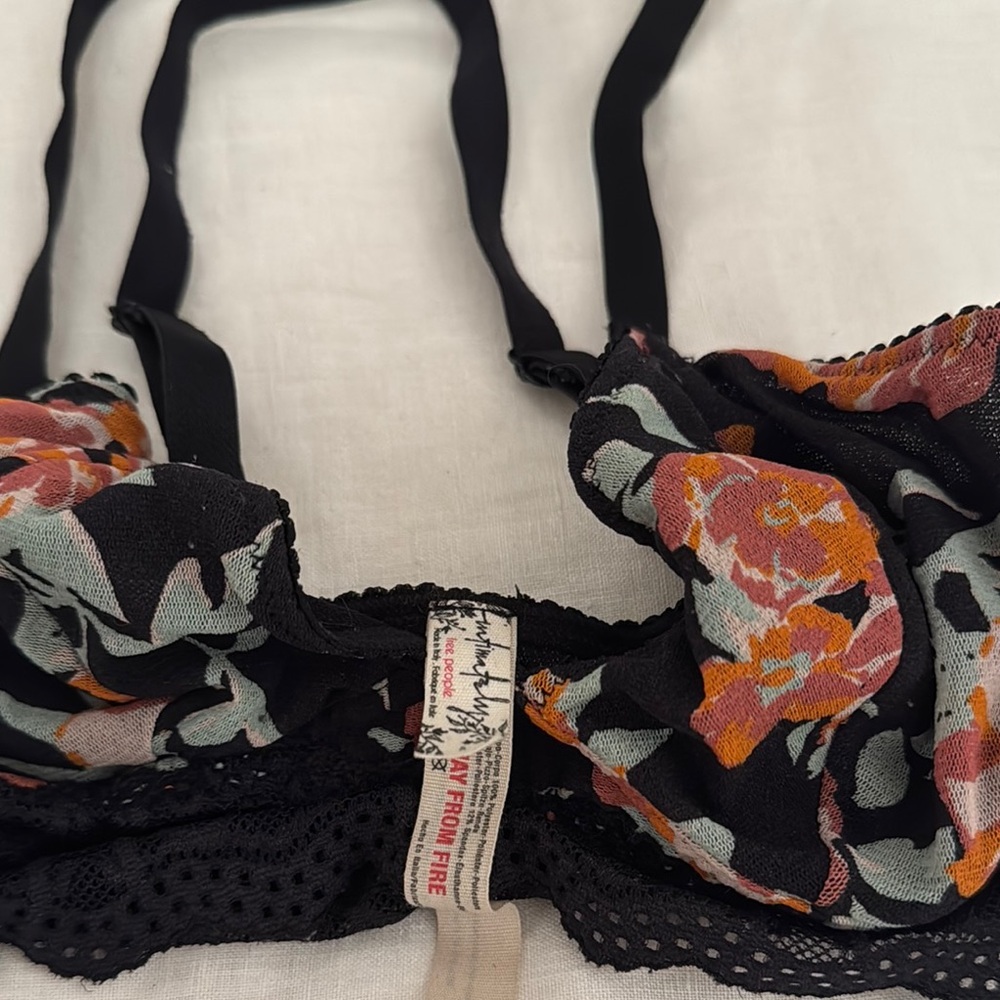 Free people intimately Floral Lace Bralette with stretch, adjustable straps. S. - Picture 2 of 3
